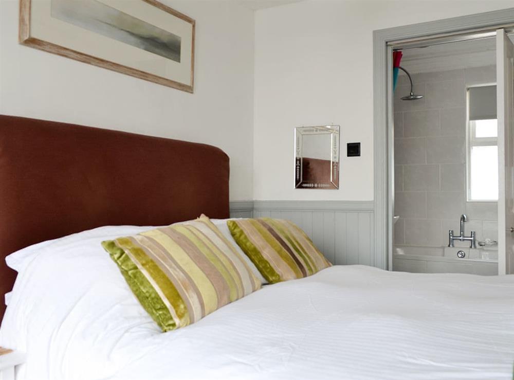 Relaxing en-suite double bedroom at Misty Isles Cottage in Oban, Argyll
