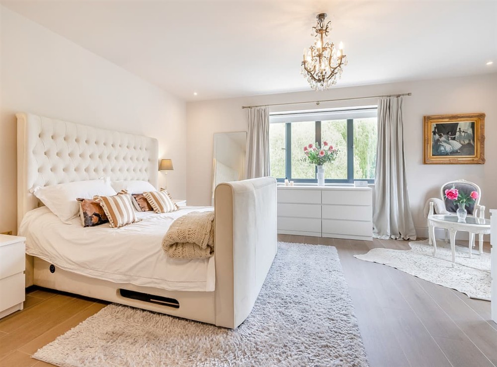 Double bedroom (photo 6) at Moat Farm in Tring, Buckinghamshire