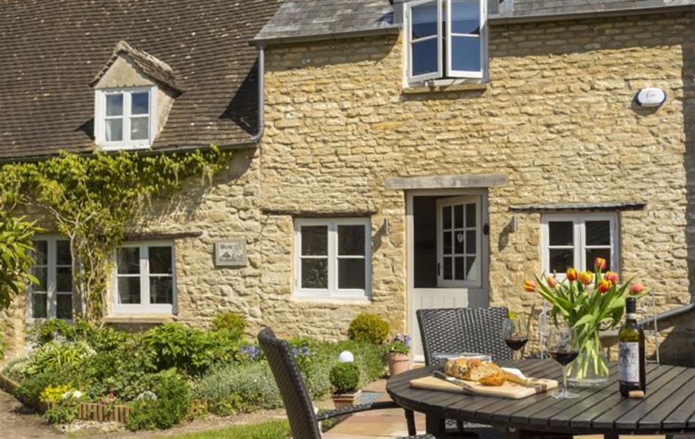 Mole End Cottage has a pretty patio for outdoor dining at Mole End Cottage, North Cerney