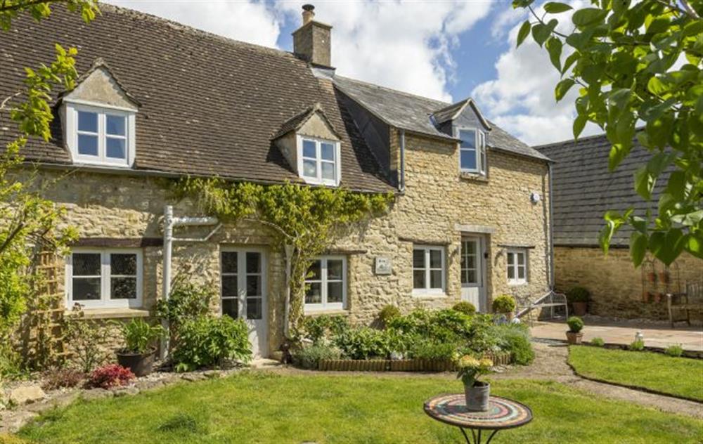 Mole End Cottage is a beautiful 18th century cottage which has been refurbished to a superb standard at Mole End Cottage, North Cerney