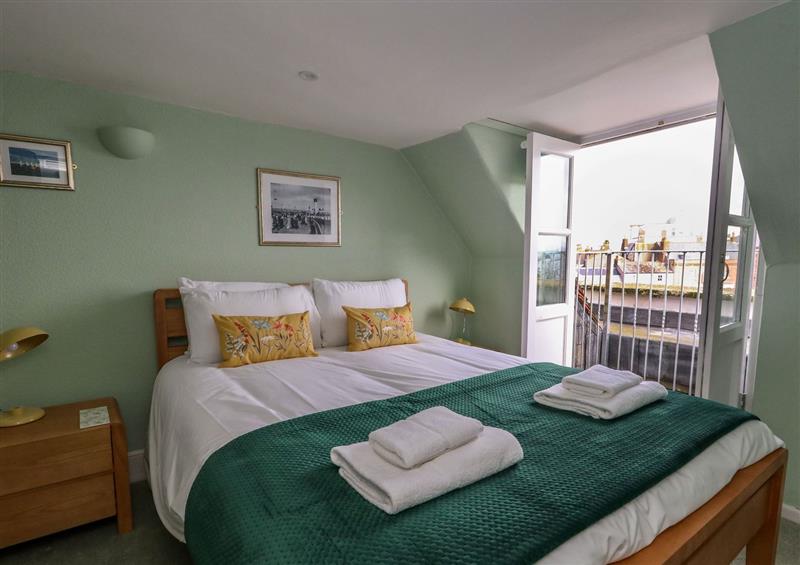 A bedroom in Monarch (photo 2) at Monarch, Brewers Quay Harbour