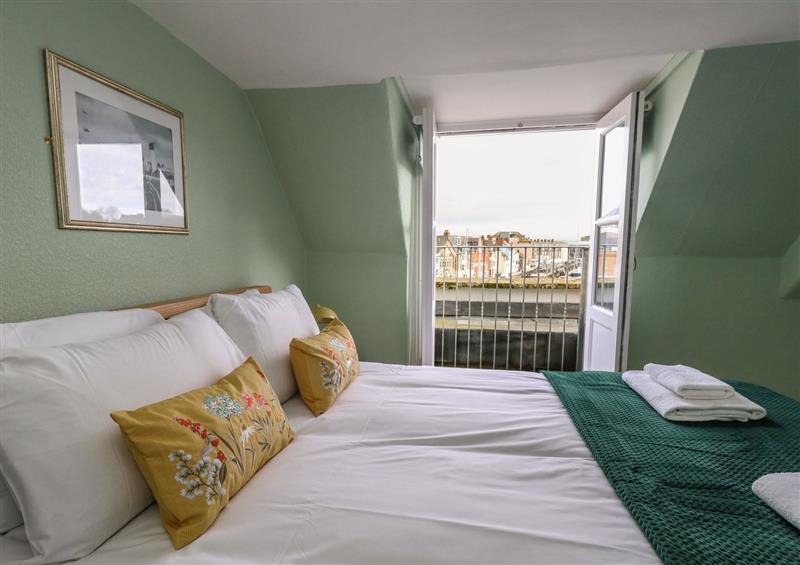 A bedroom in Monarch at Monarch, Brewers Quay Harbour