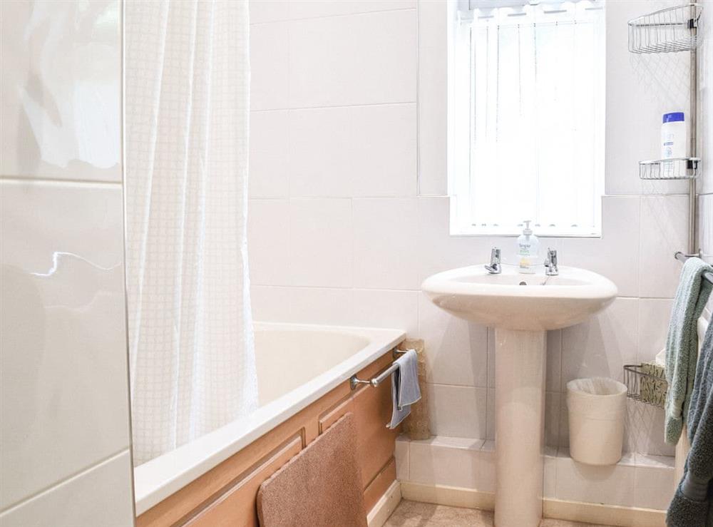 Bathroom (photo 2) at Monas Bungalow in Wellesbourne, near Stratford-Upon-Avon, Warwickshire