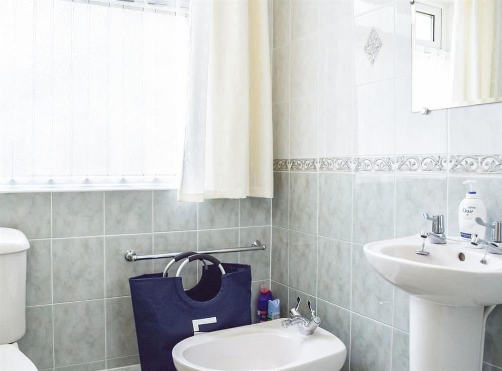 Bathroom at Monas Bungalow in Wellesbourne, near Stratford-Upon-Avon, Warwickshire