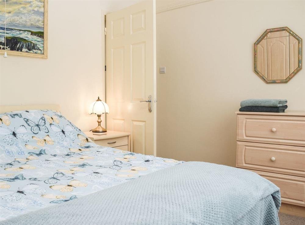 Double bedroom (photo 3) at Monas Bungalow in Wellesbourne, near Stratford-Upon-Avon, Warwickshire