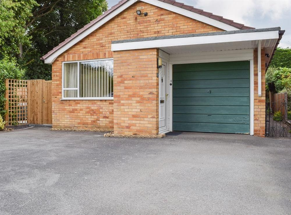 Driveway at Monas Bungalow in Wellesbourne, near Stratford-Upon-Avon, Warwickshire