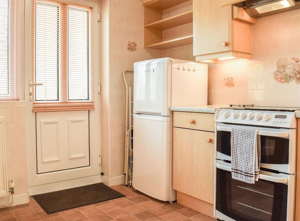 Kitchen (photo 2) at Monas Bungalow in Wellesbourne, near Stratford-Upon-Avon, Warwickshire