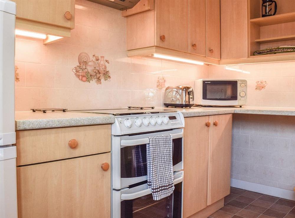Kitchen (photo 3) at Monas Bungalow in Wellesbourne, near Stratford-Upon-Avon, Warwickshire
