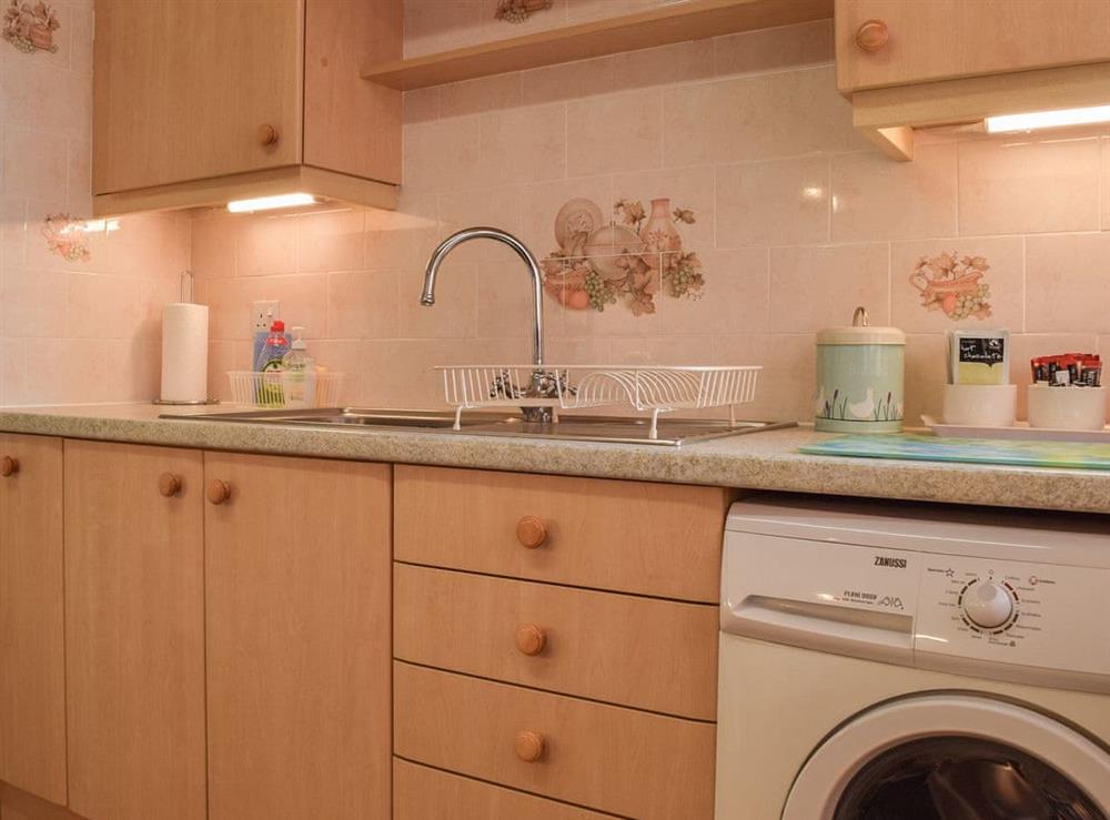 Kitchen (photo 4) at Monas Bungalow in Wellesbourne, near Stratford-Upon-Avon, Warwickshire
