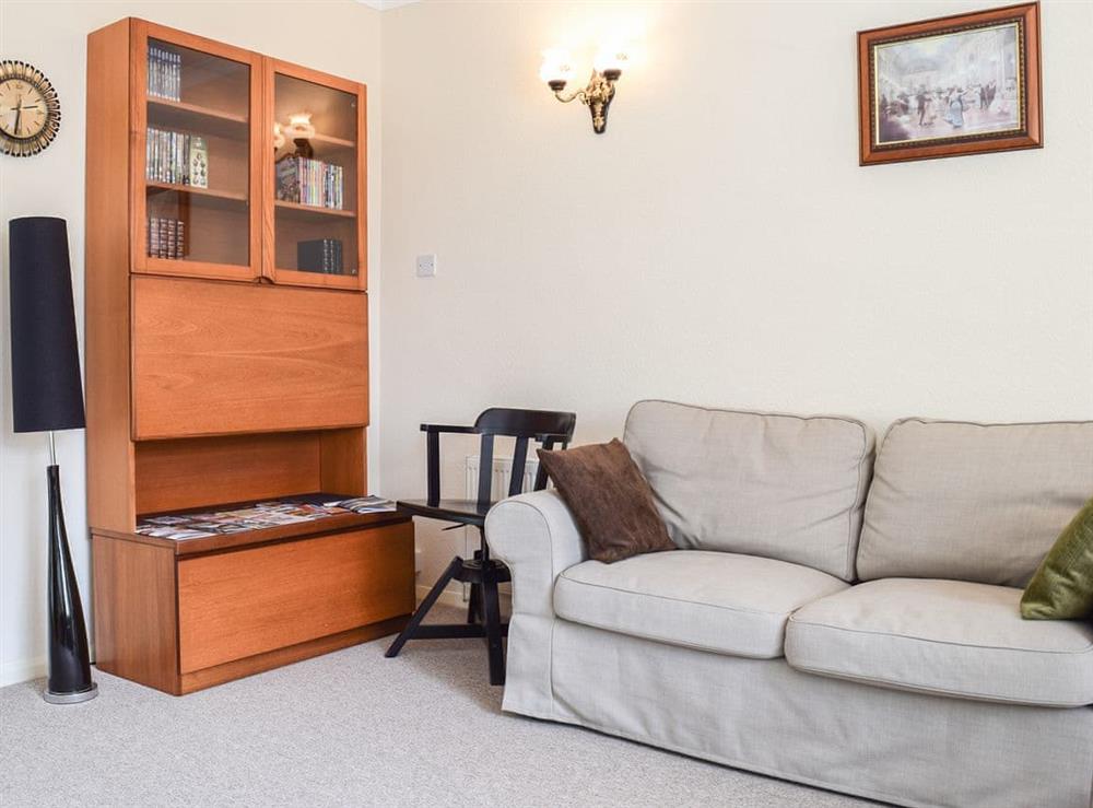 Living room (photo 3) at Monas Bungalow in Wellesbourne, near Stratford-Upon-Avon, Warwickshire