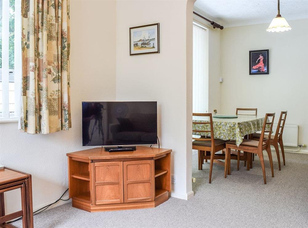 Living room (photo 4) at Monas Bungalow in Wellesbourne, near Stratford-Upon-Avon, Warwickshire