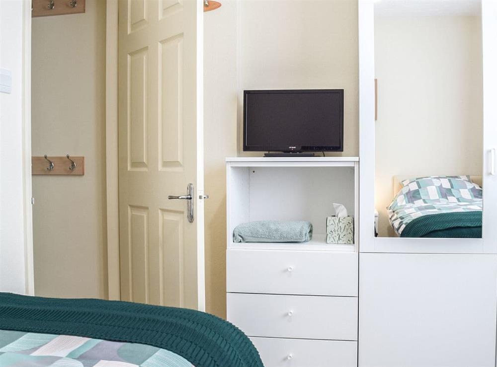 Twin bedroom (photo 2) at Monas Bungalow in Wellesbourne, near Stratford-Upon-Avon, Warwickshire
