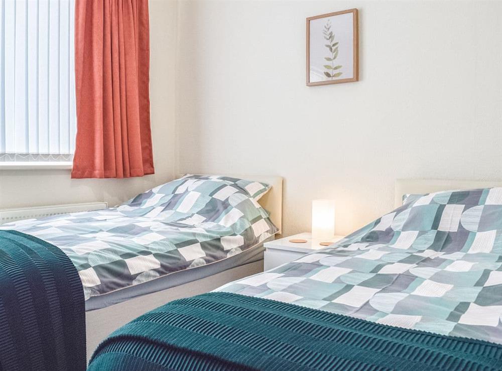 Twin bedroom at Monas Bungalow in Wellesbourne, near Stratford-Upon-Avon, Warwickshire