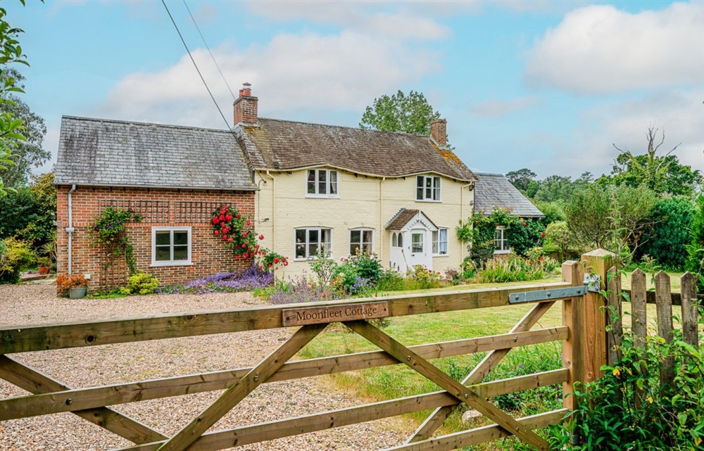 This is the setting of Moonfleet Cottage