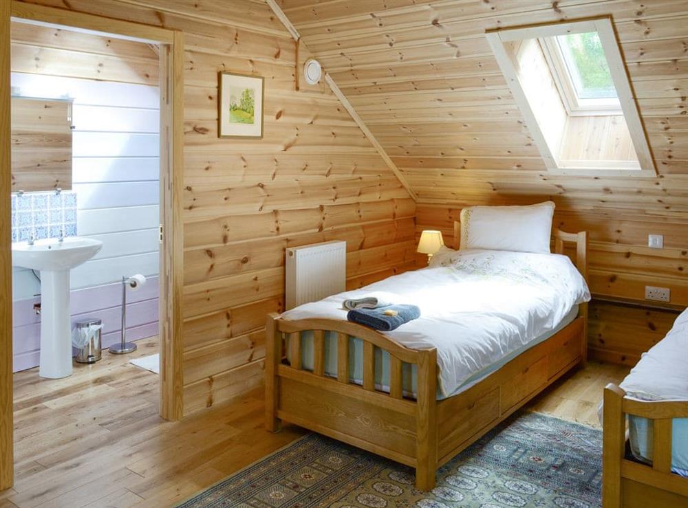 Good-sized en-suite twin bedroom at Moonshine Cottage in Culbokie, near Dingwall, Ross-Shire