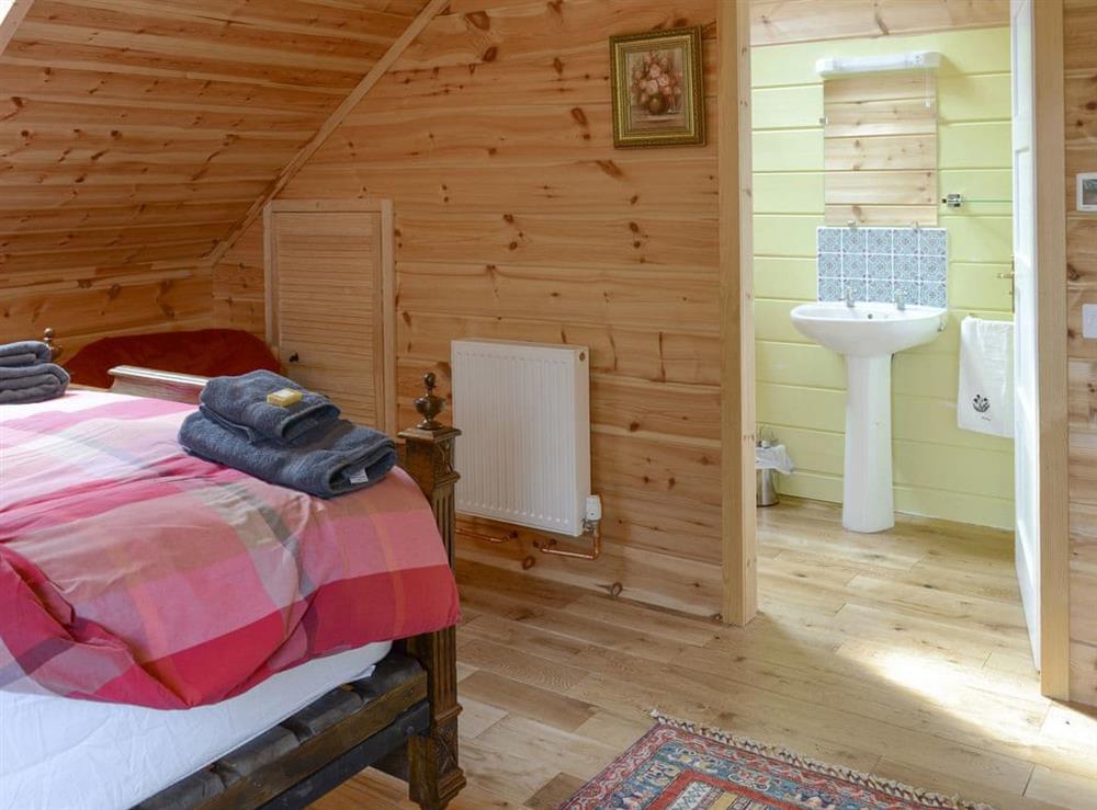 Peaceful en-suite double bedroom at Moonshine Cottage in Culbokie, near Dingwall, Ross-Shire