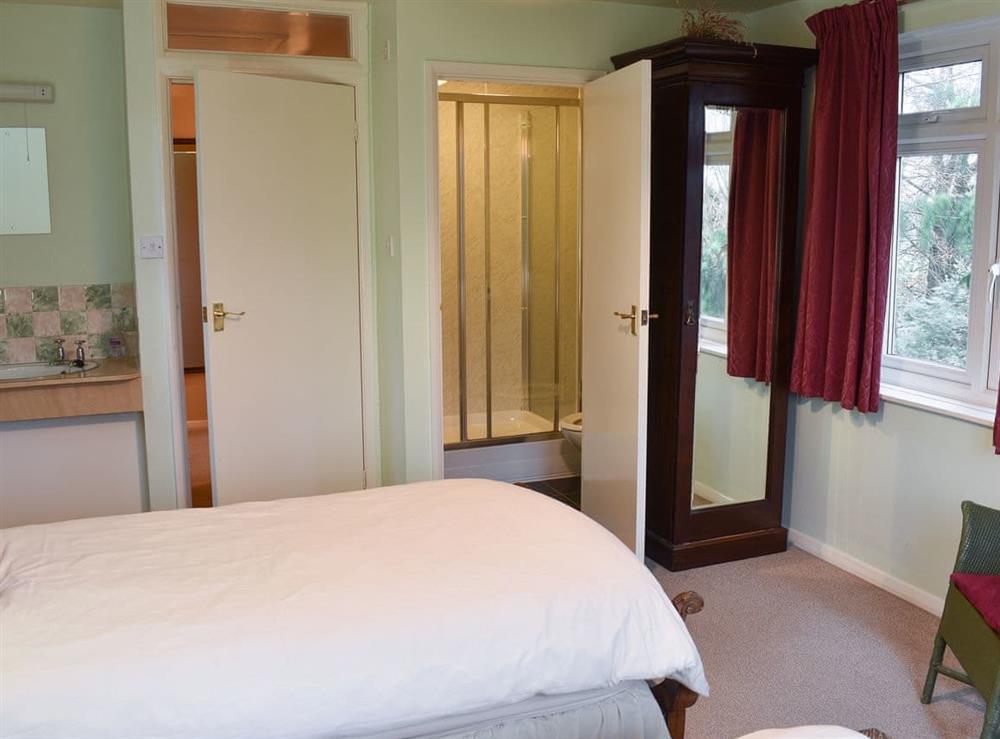 Twin bedroom with en-suite at Moor House in Yanwath, near Penrith, Cumbria