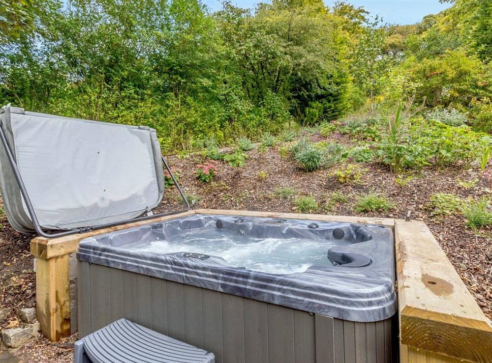 Hot tub at Godley Cottage, 