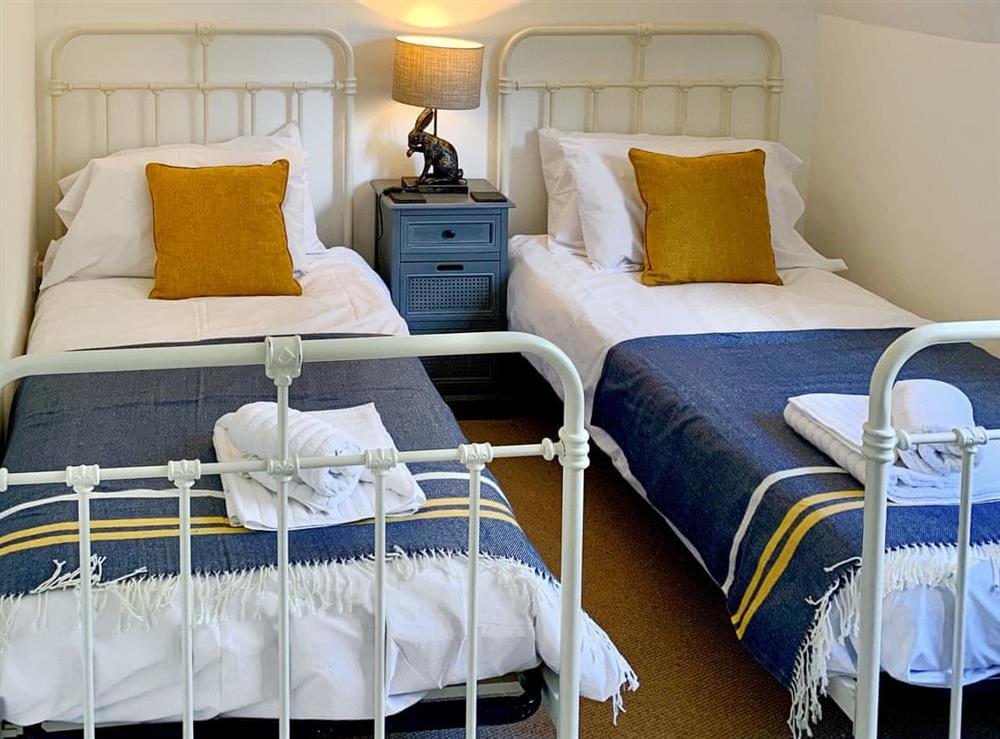 Cosy twin bedroom at Moorhen Cottage in Hollingbourne, near Maidstone, England