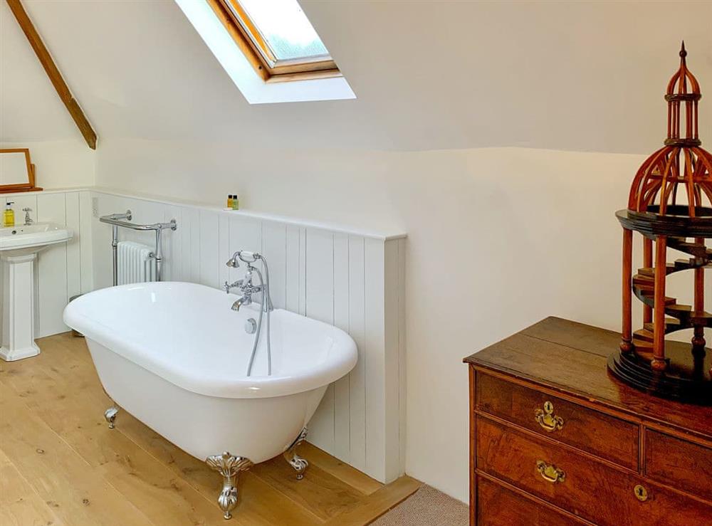 En-suite bathroom (photo 2) at Moorhen Cottage in Hollingbourne, near Maidstone, England