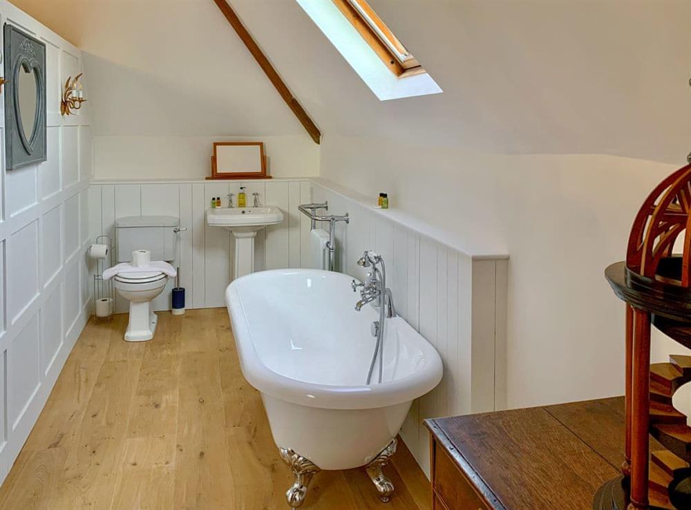 En-suite bathroom at Moorhen Cottage in Hollingbourne, near Maidstone, England