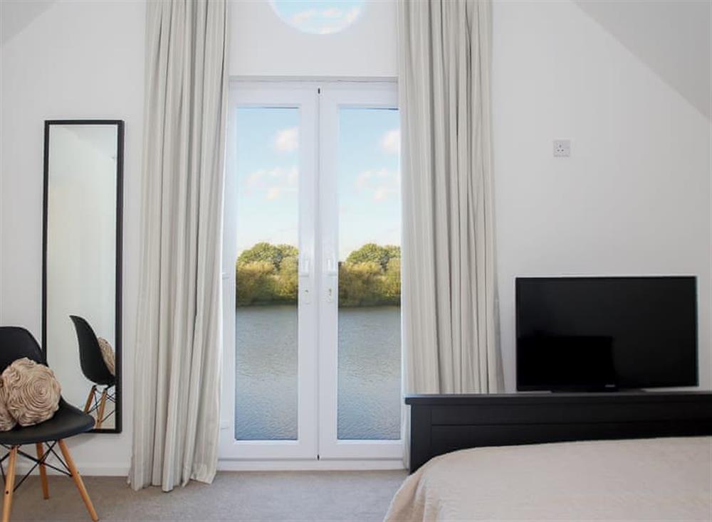 Double bedroom (photo 2) at Moorhen Lake House in Cotswold Lakes, Gloucestershire