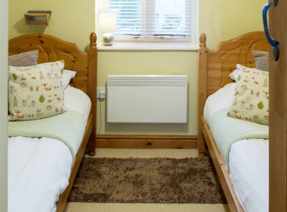 Cosy twin bedded room at Moorhens Cottage in Cotswold Water Parks, Glos., Gloucestershire