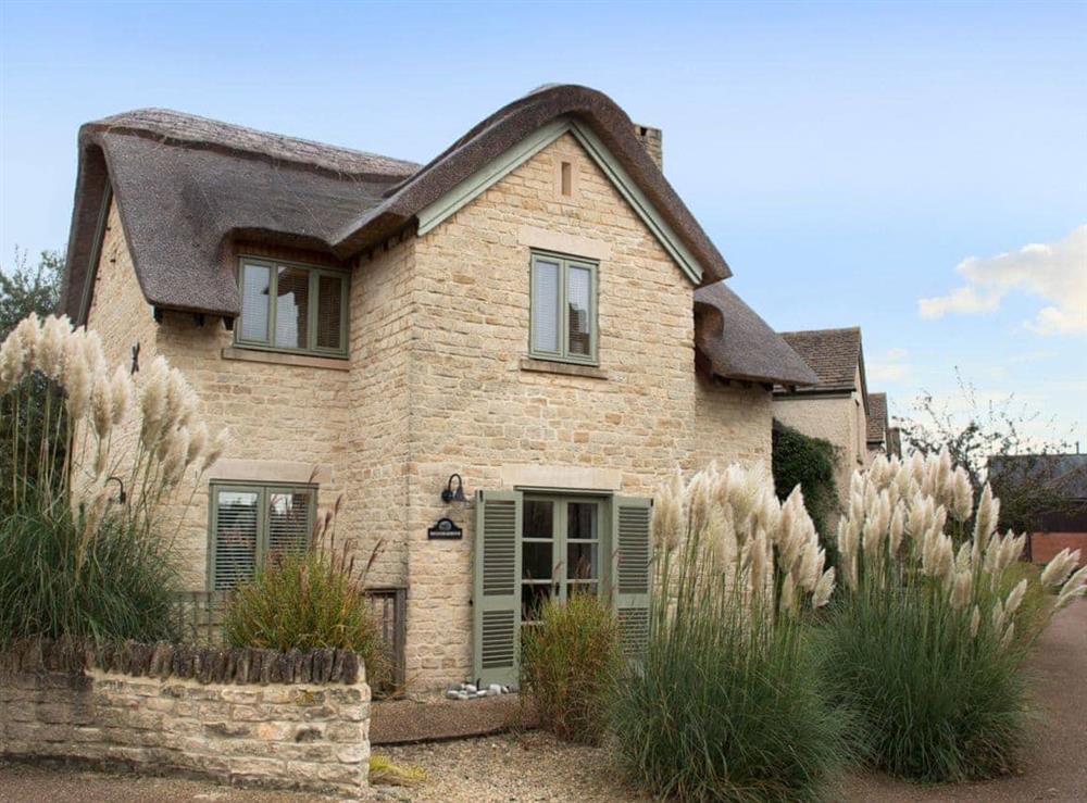 Delightful Cotswold thatched cottage at Moorhens Cottage in Cotswold Water Parks, Glos., Gloucestershire