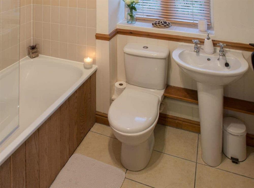 En-suite with full sized bath at Moorhens Cottage in Cotswold Water Parks, Glos., Gloucestershire