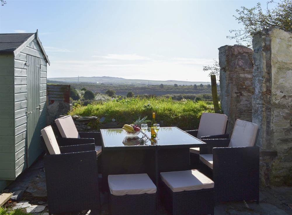 Outdoor eating area at Moorview in Delabole, near Tintagel, Cornwall