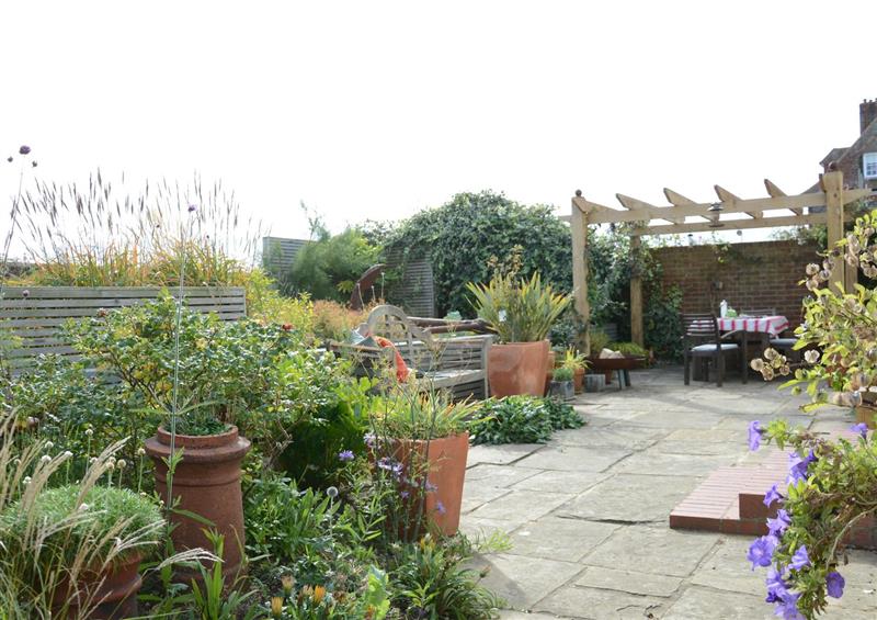 Enjoy the garden at Moot Green House, Aldeburgh, Aldeburgh