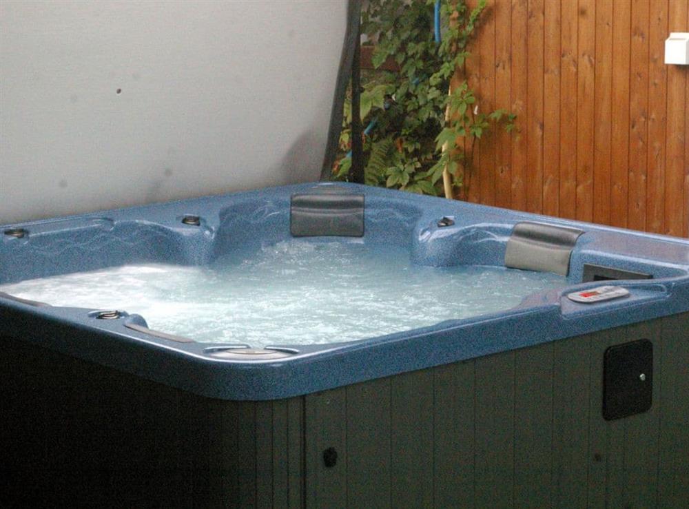 Relaxing hot tub at The Carthouse, 