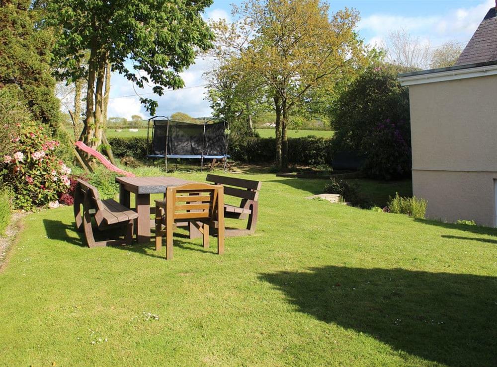 Shared garden area at The Carthouse, 