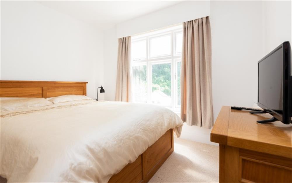 Master bedroom with king size bed at Morwenna in Polperro