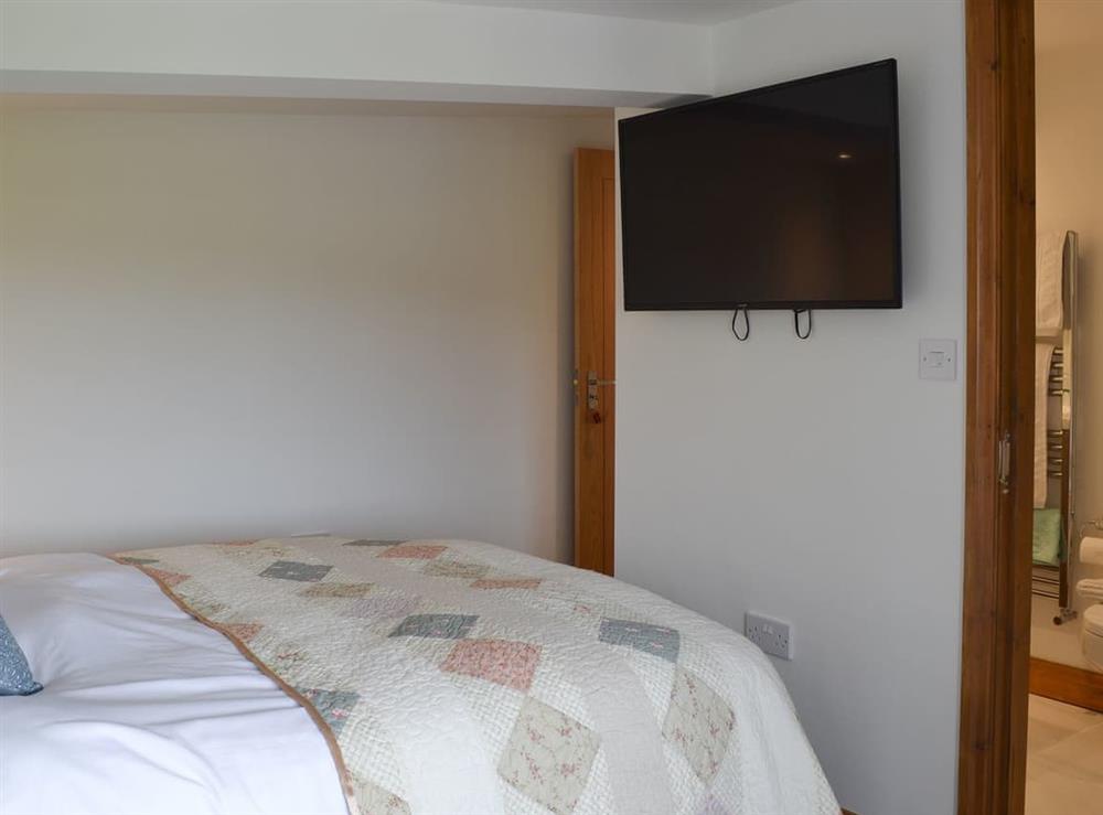 Double bedroom with en-suite at Moss Hall Barn in Rushton, near Tarporley, Cheshire