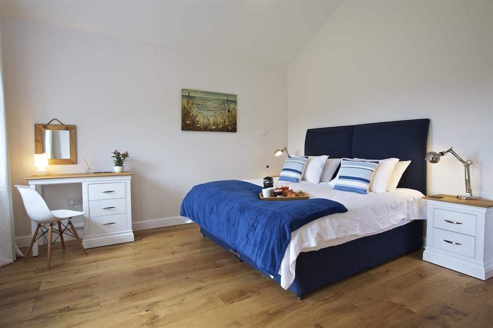 En suite 'master' bedroom with super-King size bed at Moult Hill Barn in , Salcombe
