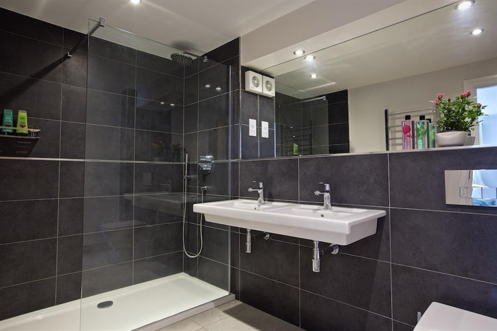 En suite to the twin bedrooms with large walk-in shower at Moult Hill Barn in , Salcombe