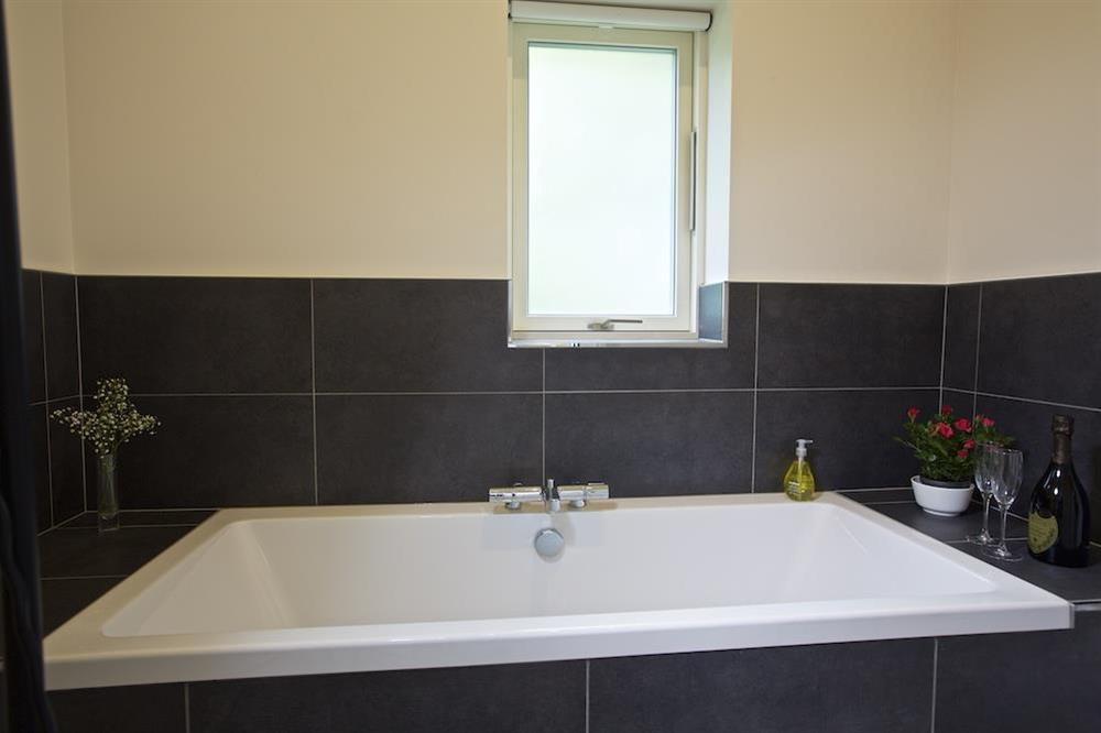 Separate bath in 'master' en suite at Moult Hill Barn in , Salcombe