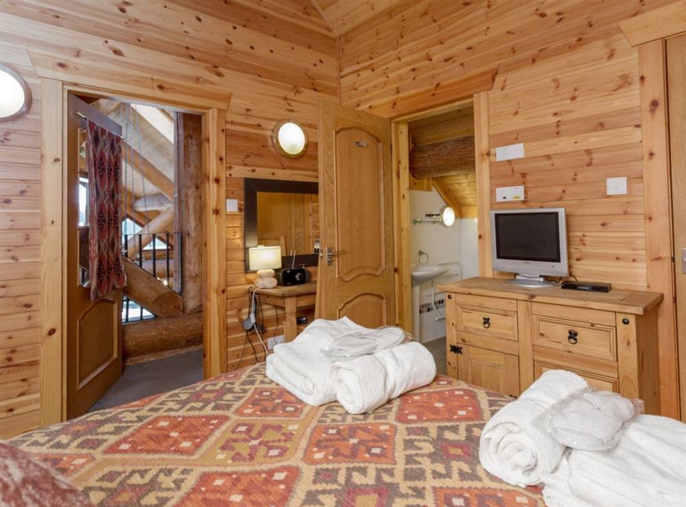 Double bedroom with en-suite bathroom at Mountain Bear Lodge in Nethy Bridge, near Aviemore, Highlands, Inverness-Shire