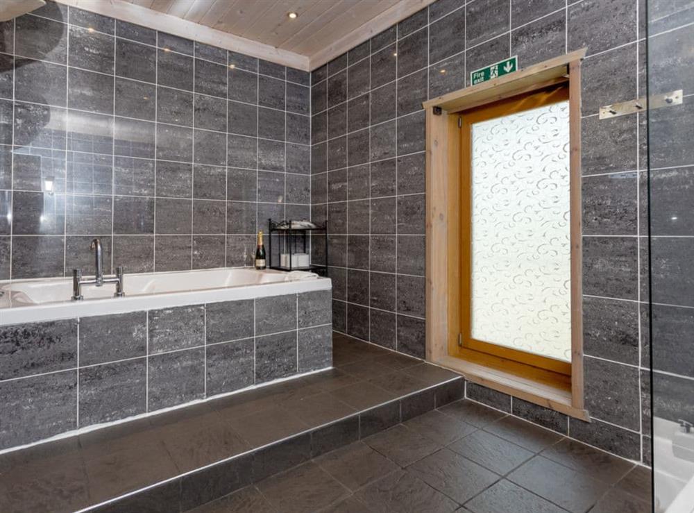 Fantastic bathroom with Jacuzzi bath at Mountain Bear Lodge in Nethy Bridge, near Aviemore, Highlands, Inverness-Shire