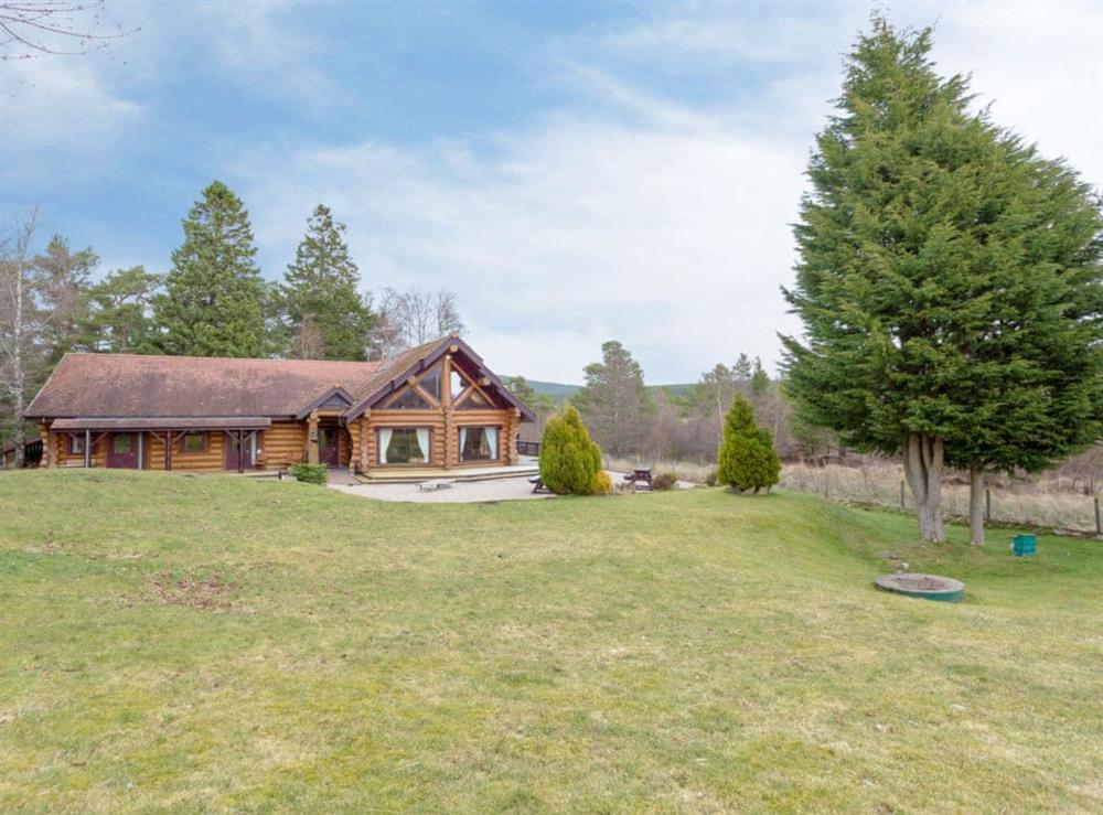 Holiday home set in a large garden at Mountain Bear Lodge in Nethy Bridge, near Aviemore, Highlands, Inverness-Shire