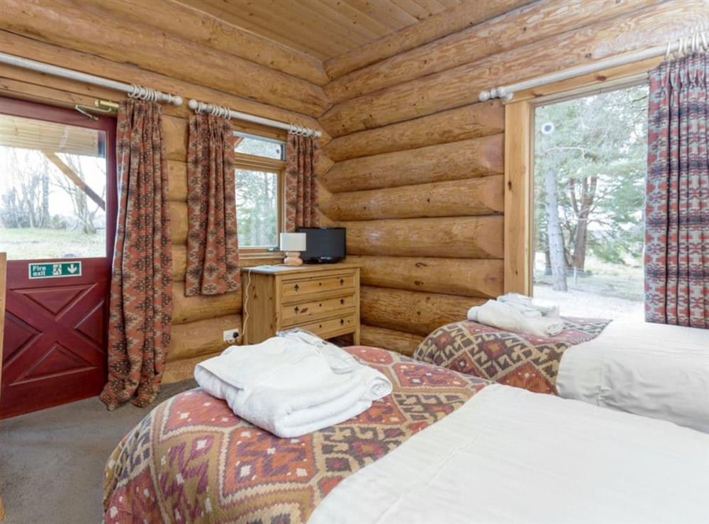 Light and airy twin bedroom at Mountain Bear Lodge in Nethy Bridge, near Aviemore, Highlands, Inverness-Shire
