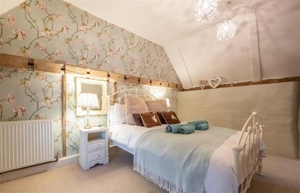 Spacious and comfortable master bedroom at Mulberry Cottage, Holt