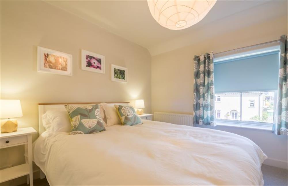 First floor: Master bedroom with king-size bed at Mulberry Cottage, Wells-next-the-Sea
