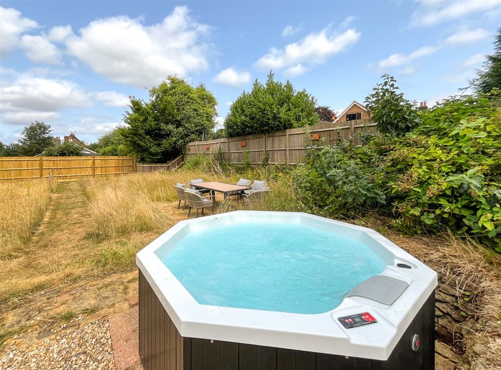 Hot tub (photo 2) at Mullacash Annex in Dorking, Surrey