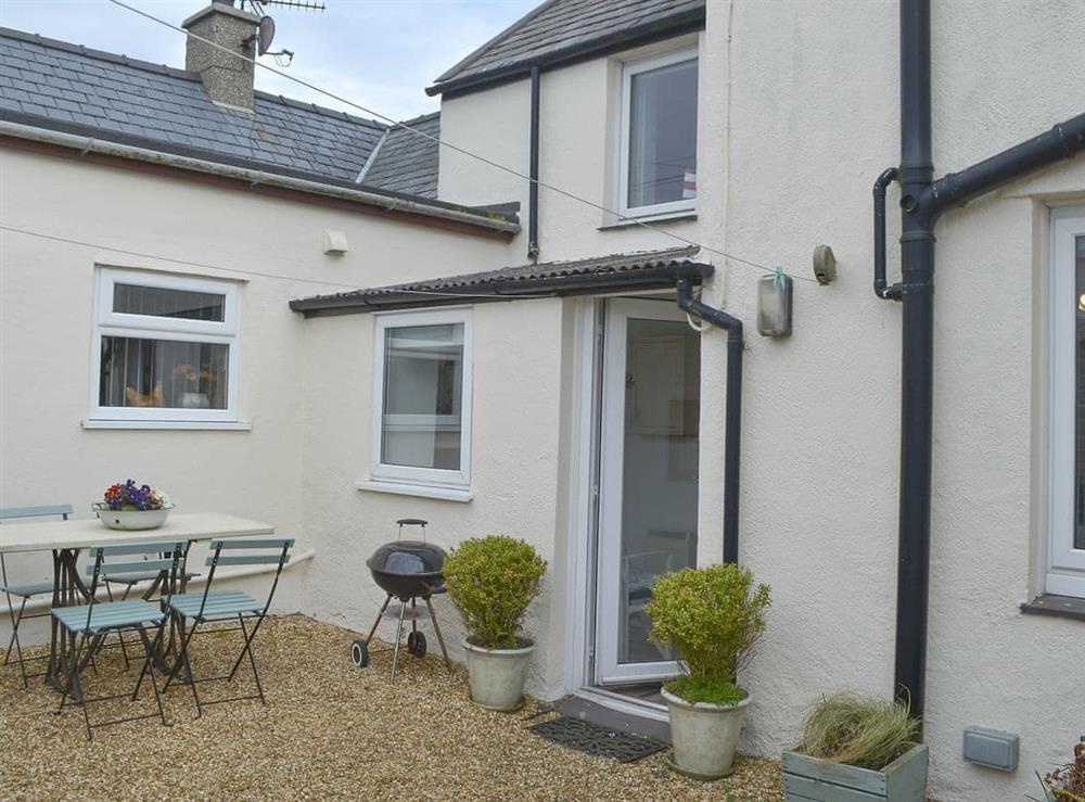 Courtyard with outdoor dining furniture at Mur Llwyd in Rhoshirwaun, near Pwllheli, Gwynedd