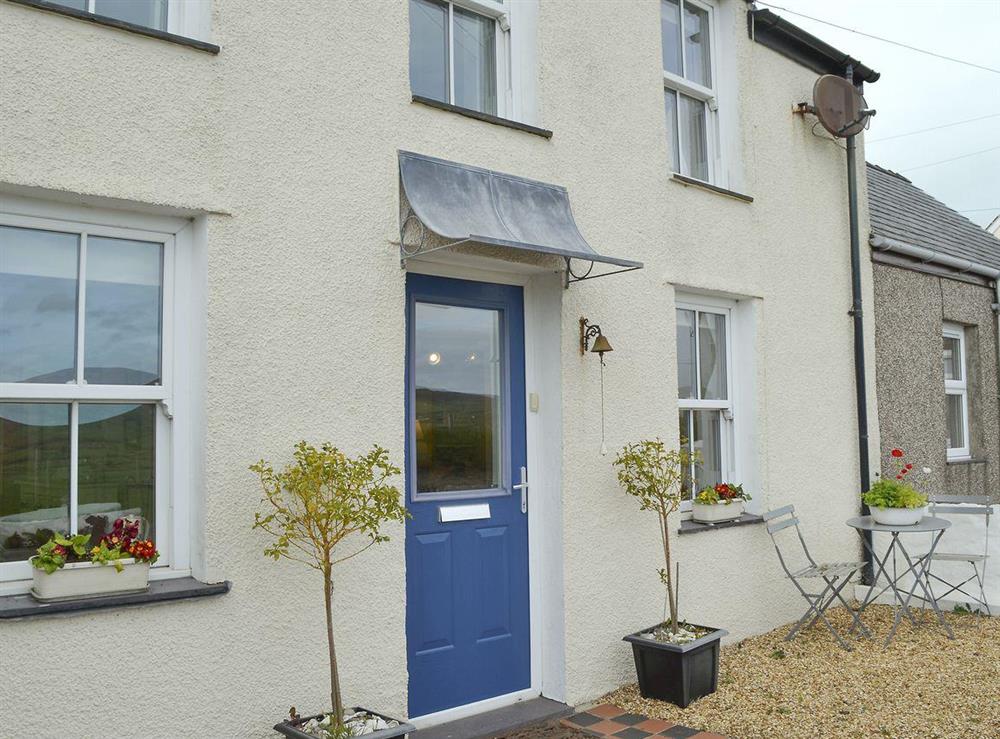 Gorgeous mid terraced cottage at Mur Llwyd in Rhoshirwaun, near Pwllheli, Gwynedd