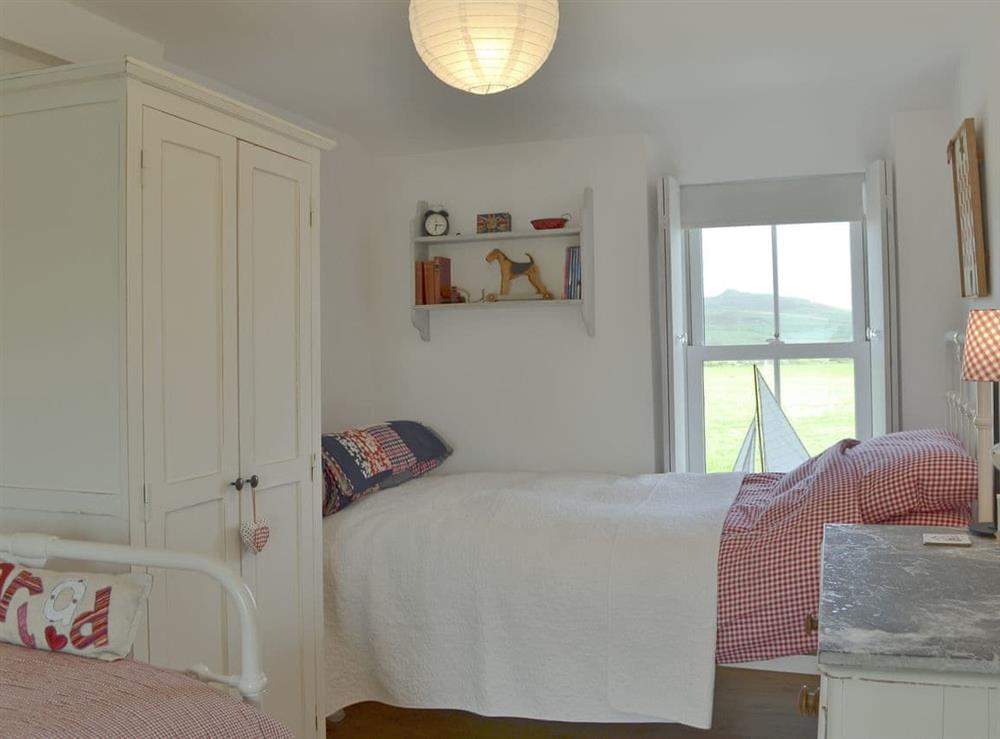 Superb bedroom with twin beds at Mur Llwyd in Rhoshirwaun, near Pwllheli, Gwynedd