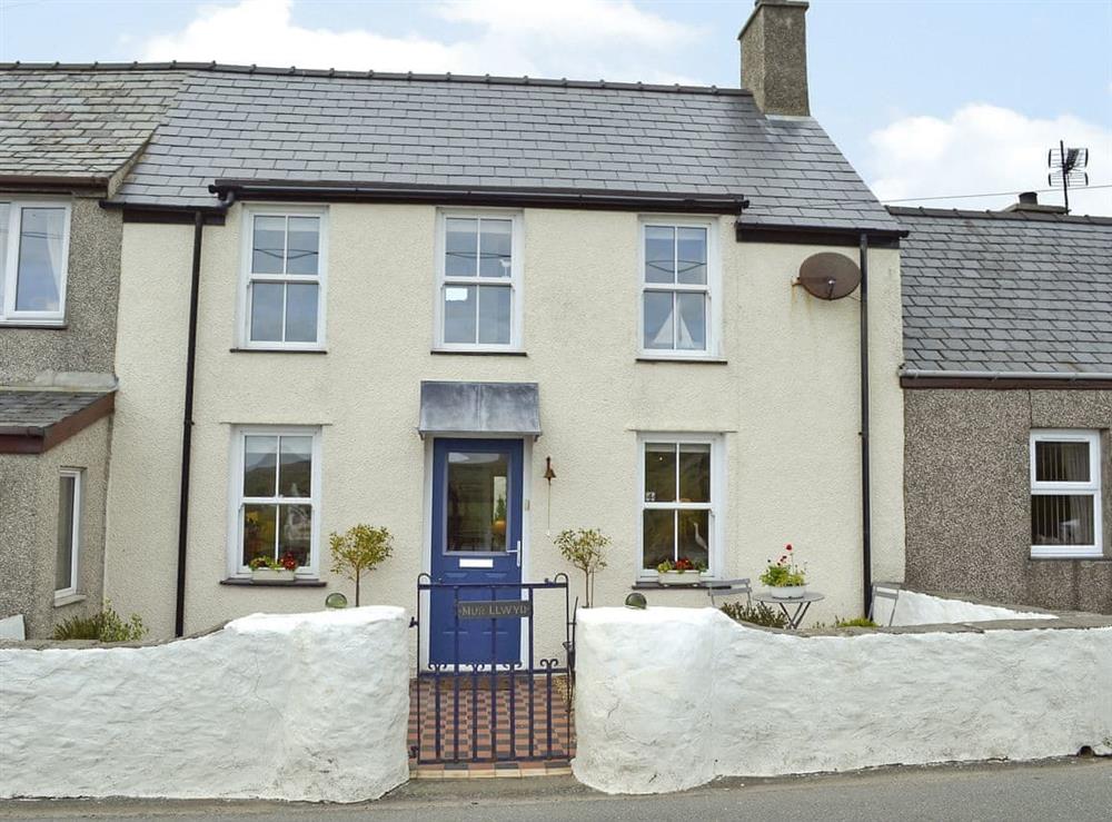 Welcoming mid-terrace cottage, perfectly located for exploring the area at Mur Llwyd in Rhoshirwaun, near Pwllheli, Gwynedd