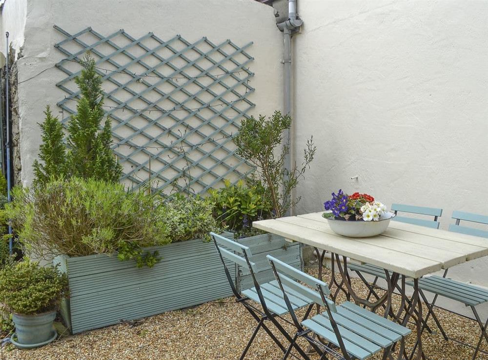 Well presented outdoor dining area at Mur Llwyd in Rhoshirwaun, near Pwllheli, Gwynedd